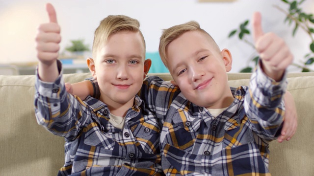 9岁的白人双胞胎竖起大拇指摆姿势视频下载