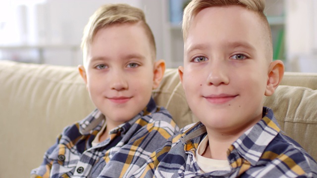 10岁的白人双胞胎斜眼看着镜头视频下载