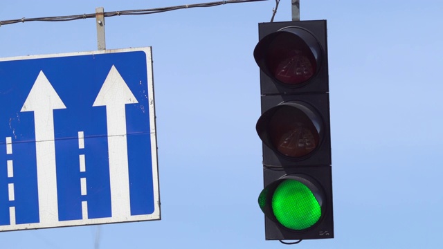 道路上方的红绿灯控制着道路。特写镜头。改变交通灯。交通规则和驾驶安全视频素材