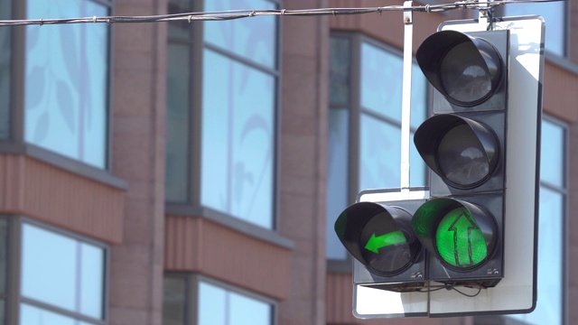道路上方的红绿灯控制着道路。特写镜头。改变交通灯。交通规则和驾驶安全视频素材