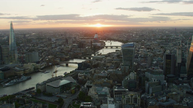 空中日落视图伦敦城市天际线泰晤士河视频素材