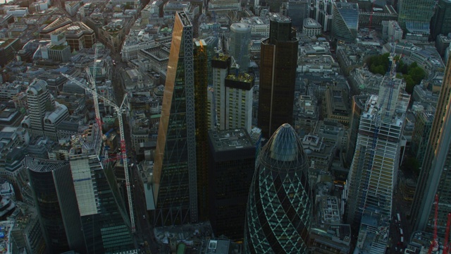 鸟瞰图伦敦城市日落与太阳耀斑视频素材