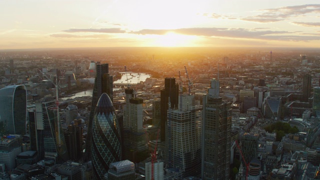 空中日落的金融区摩天大楼伦敦城市景观视频素材