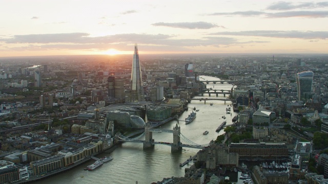 鸟瞰日落时分的伦敦城天际线视频下载