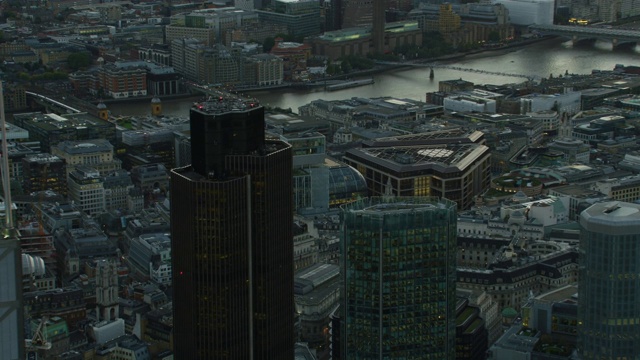 鸟瞰日落时的伦敦城市金融区视频素材