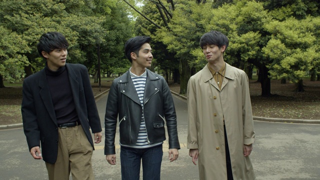 三个年轻英俊的日本男人走过代代木公园视频下载