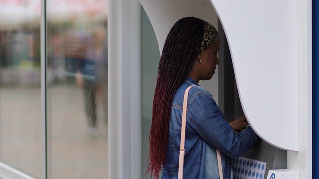 非裔美国妇女使用自动取款机视频素材