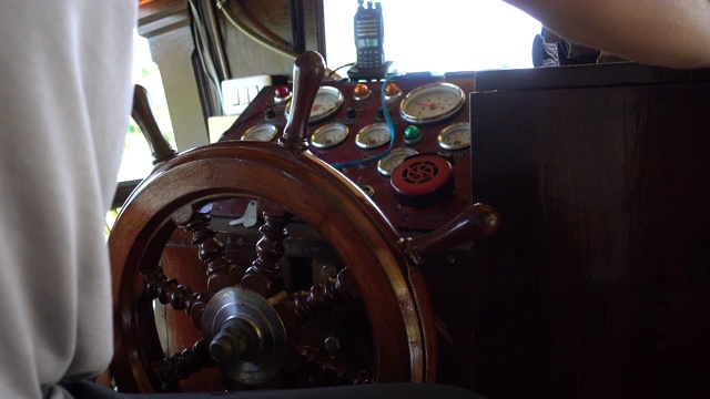 船长在仪表控制面板上转动船方向盘视频下载