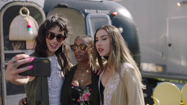 一群千禧年潮女在一辆波西米亚服装移动时尚卡车前自拍视频下载