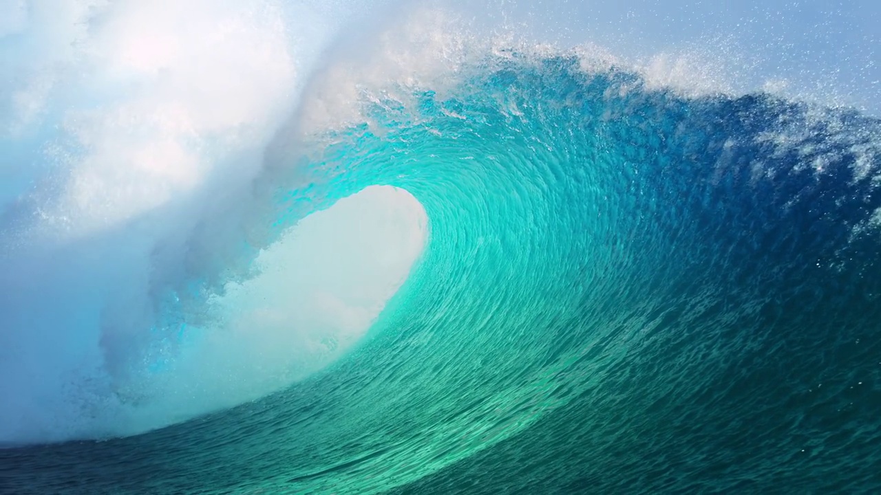 慢动作:强劲的桶状波浪拍打着塔希提岛海岸周围的海水。视频下载