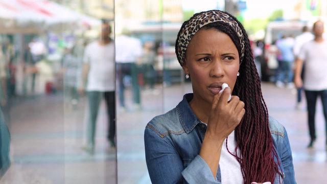 年轻的非洲裔美国妇女涂唇膏视频下载