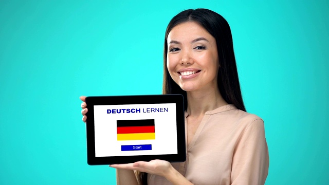 女性手持平板与学习德语应用，准备开始课程视频下载
