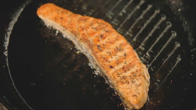 鱼烹饪食谱鲑鱼鳟鱼煎烤平底锅视频素材
