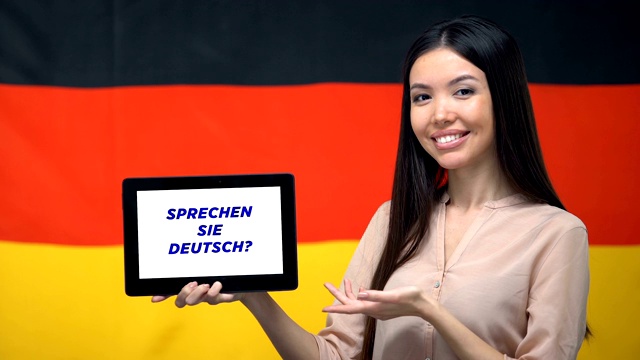 拿着平板电脑的女人会说德语短语，学习语言的应用程序视频下载