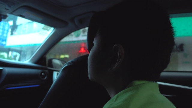 坐在车里看外面的亚洲男孩视频素材