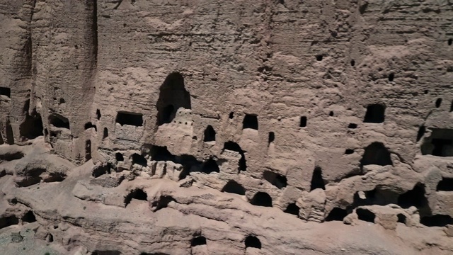 崖边废墟的正面有开口、洞和洞穴。视频下载