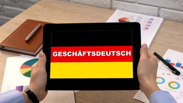 商业德国应用反旗平板在女性手中，教程视频下载