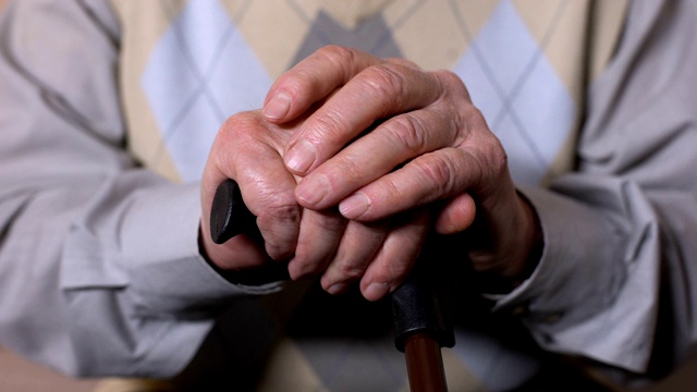 老人手握拐杖，残疾，健康问题，特写视频素材