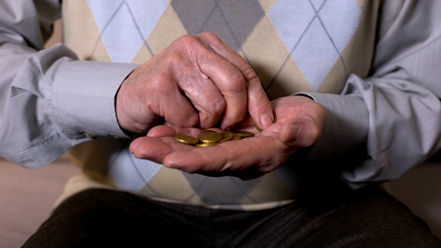 摊开手掌数硬币的老人，贫穷，退休福利低视频下载