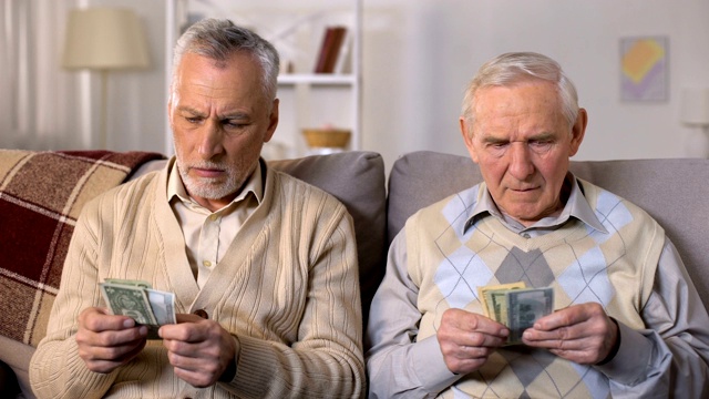 不满的老人数着钱，低社会支付，贫困问题视频下载