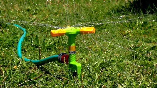 草地洒水灌溉视频素材