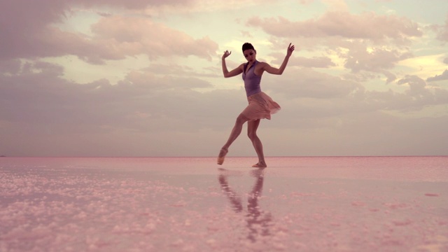清晨，年轻的芭蕾舞演员在湖面上跳舞视频素材