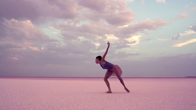 清晨，年轻的芭蕾舞演员在湖面上跳舞视频下载