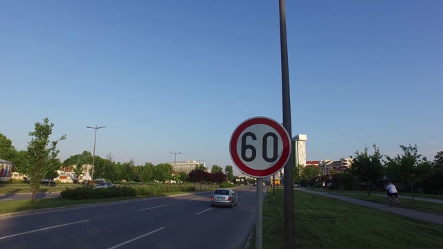道路交通限速60(60)标志在城市道路上有汽车行驶和通过视频下载