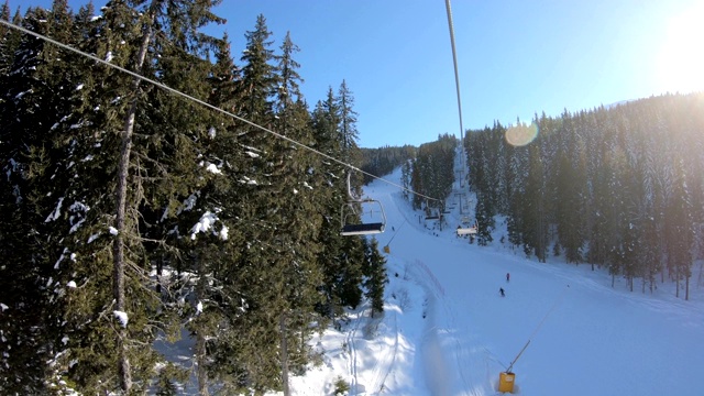 升降椅POV以雪景为背景，以日出为背景，冬季运动休闲度假，滑雪场滑雪度假，野外山地生活方式视频素材