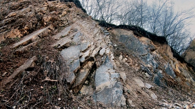 这条国家森林公路被山崩的岩石和碎石堵塞，对开车的人来说是个危险视频下载
