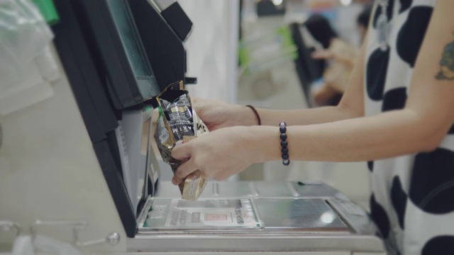 购物收银机的条形码扫描仪视频素材