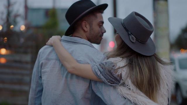 一对千禧一代潮人情侣在繁忙的城市街道上拥吻视频下载
