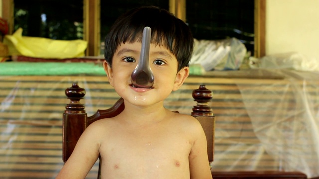 亚洲小男孩在家用勺子吃碗里的甜食视频下载