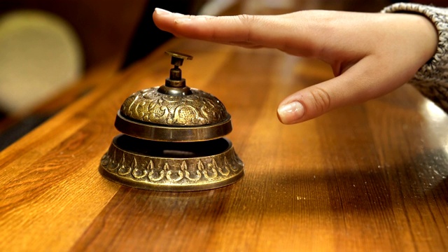女手上的戒指戴在酒店、餐厅的铃铛上视频下载