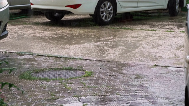 暴雨在汽车附近的水坑里出现了泡泡视频素材