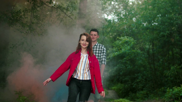 年轻夫妇在彩云缭绕的户外吸烟视频素材