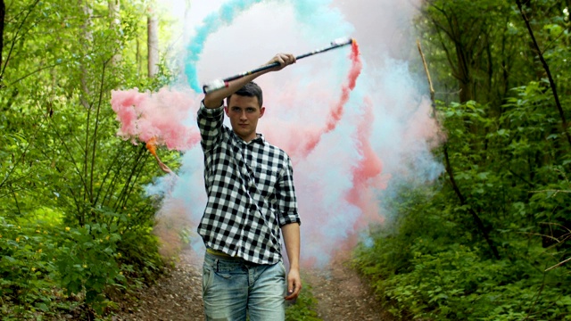 人类在森林中制造了一圈彩色烟雾视频素材