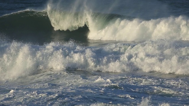 巨大的海岸波浪和水花伴随着强风视频下载