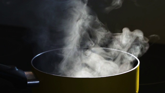 蒸煮锅中蒸汽的慢动作视频下载