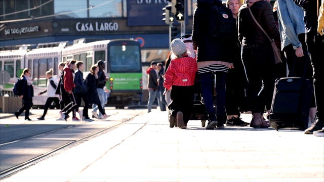 近景:欧洲人在公共汽车站撞上电车的日常生活。视频素材