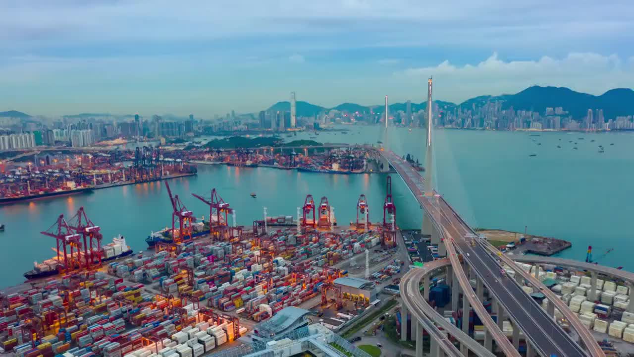 香港葵青货柜码头及昂船洲大桥黄昏时的高空俯瞰图视频下载