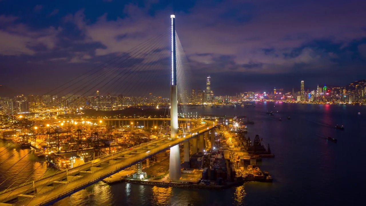 黄昏时分的香港葵青货柜码头及昂船洲大桥鸟瞰图超减或延时视频素材