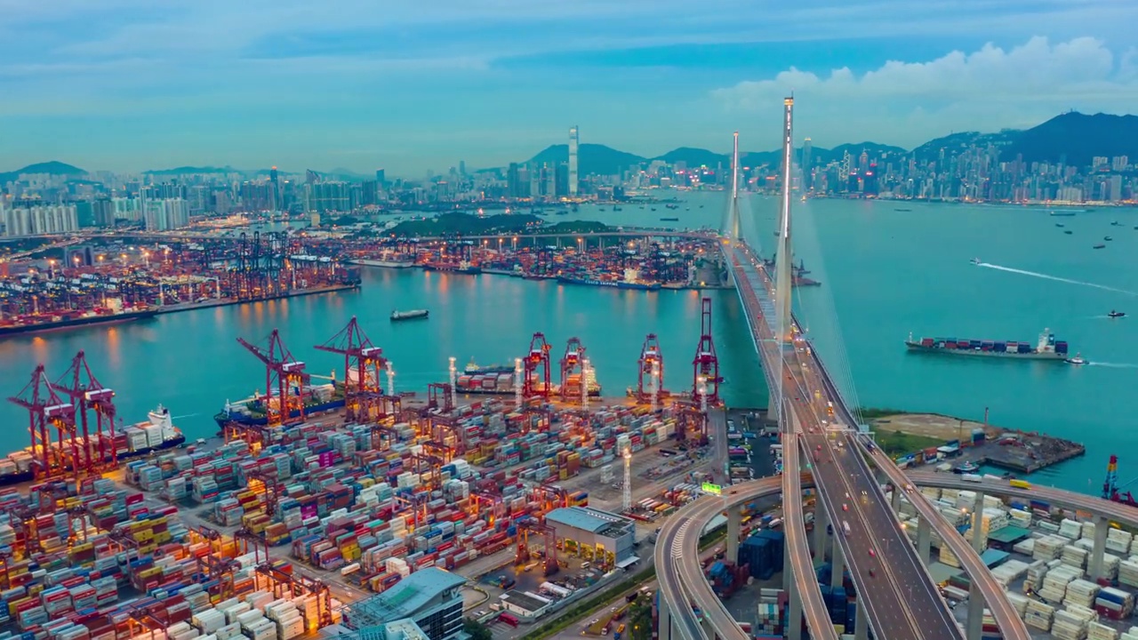 黄昏时分的香港葵青货柜码头及昂船洲大桥鸟瞰图超减或延时视频下载