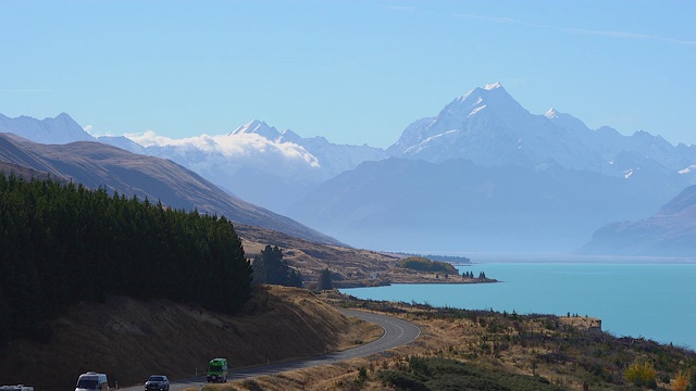 南阿尔卑斯山，通往库克山之路，新西兰最高的山。新西兰南岛库克山国家公园，沿着普卡基湖行驶的风景优美的高速公路。视频素材
