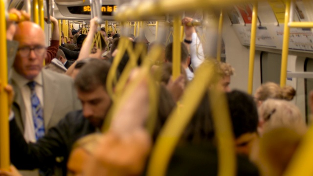 伦敦拥挤的地铁乘客挤成一团去上班视频下载