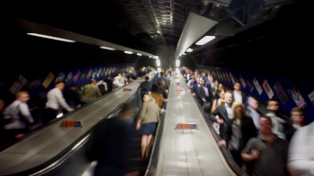 伦敦地铁自动扶梯上的通勤人群时间流逝模糊了视频下载