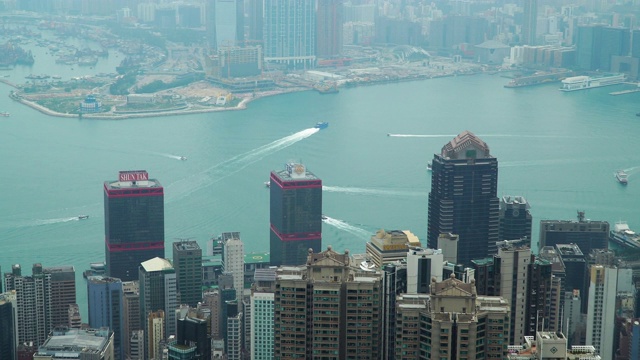 左边的摩天大楼景观和维多利亚港，香港视频下载