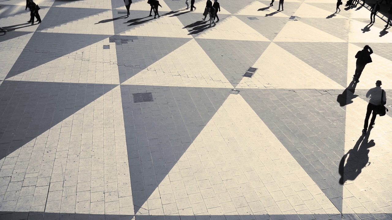 运动模糊人群的剪影在正方形的塞格尔斯Torg视频下载