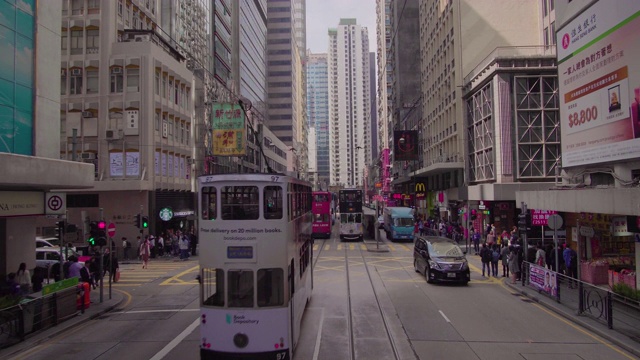 实时:在香港城市街道上的缆车视角。视频下载