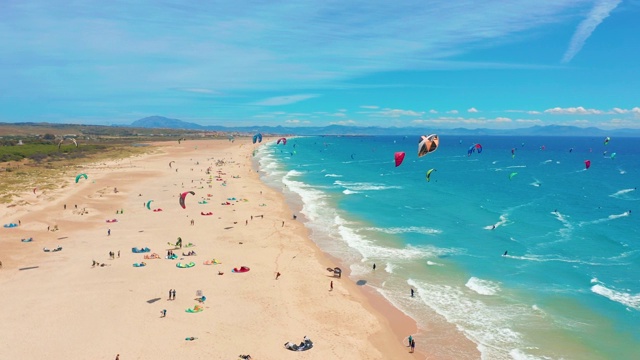 鸟瞰图风筝冲浪极限运动与风自由式。美丽的海滩顶视图。很多风筝视频素材